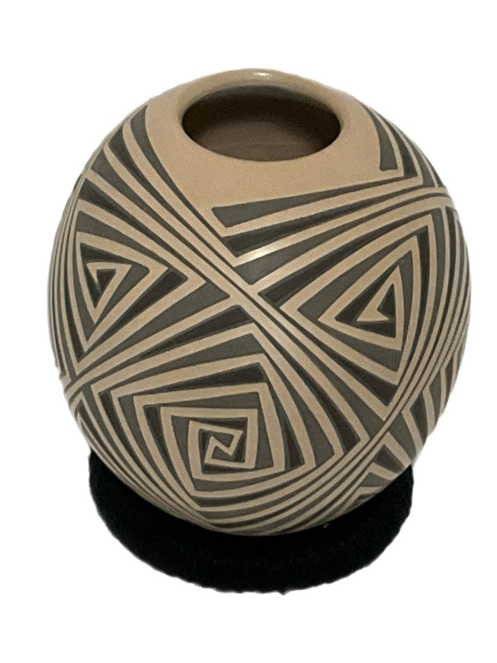 Mata Ortiz Eye Dazzler Olla / Pot / Vase - Signed by Edmundo Lopez